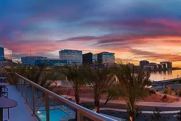 هتل آپارتمان Two Modern Cozysuites At Town Lake Waterfront