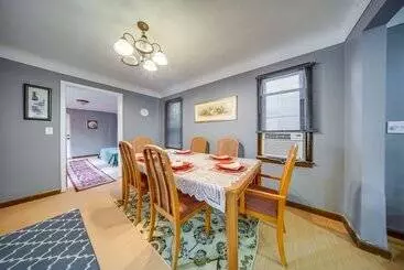 Landhus University Heights Home Near Downtown Cleveland!