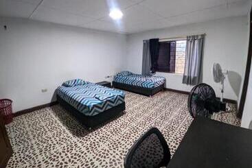 بنسيون Hostal  Ciudad Jardin