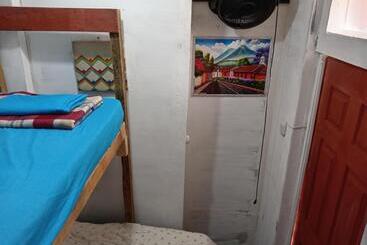 تختخواب و صبحانه Karim Hostel