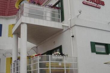 هتل 12 Months Mini