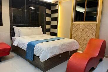 Queen Drive In Motel