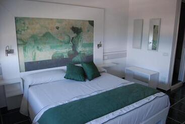 تختخواب و صبحانه La Madegra Seasuite