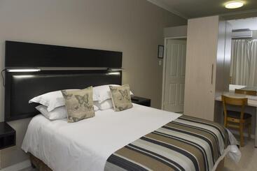 膳宿费 The Suburban Guest House