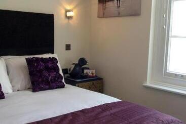 The Ship Leopard Hotel   No Children