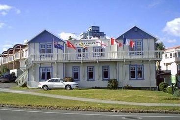 Barnacles Seaside Inn  Hostel