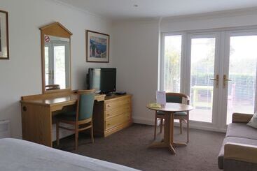 Отель Gosfield Lake Resort