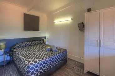 Twin Swans Motel
