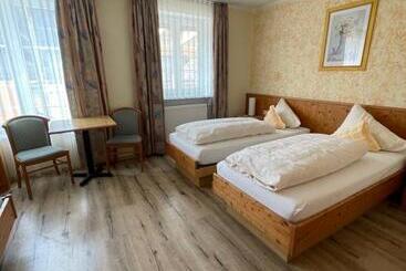 Aamiaismajoitus (B&B) Gasthaus Felsenwastl