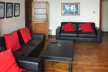 בית מלון כפרי A Sunflower Stop Backpackers