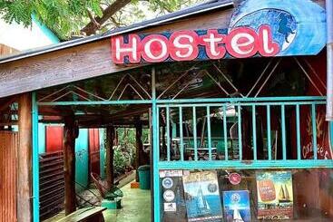 Coral Reef Surf Hostel And Camp