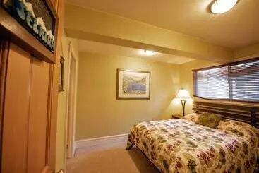 ホテル Auberge Kicking Horse Guest House