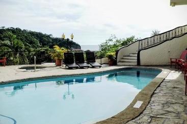 هتل Casa Bahia Family Adventure & Surf