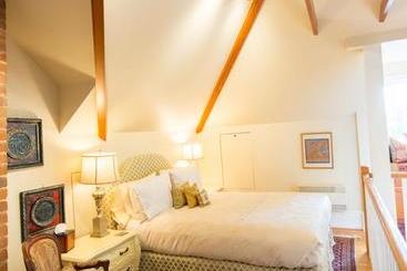 هتل Villa Marco Polo Bed And Breakfast Inn