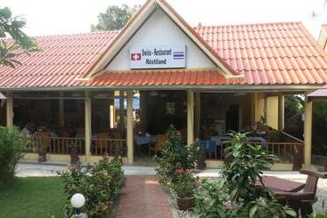 リゾートホテル Flower Paradise Bungalows & Swiss Restaurant Roestiland