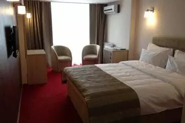 City Hotel & Lounge