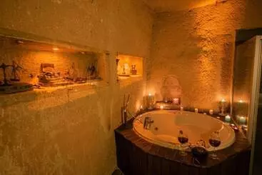 Otel Sunak Cave