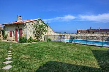 ベッドアンドブレックファースト Chambres D'hôtes Noailles