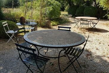 تختخواب و صبحانه Mas Du Caroubier Maison D Hotes