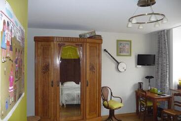 تختخواب و صبحانه Au Troubadour