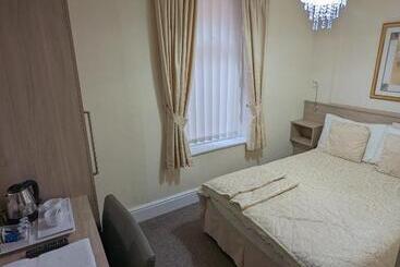 تختخواب و صبحانه The Stafford