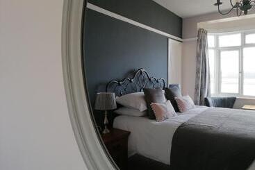 Bed and Breakfast Schooner Point Guest House