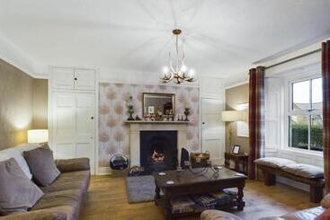Thropton Demesne Farmhouse B&b