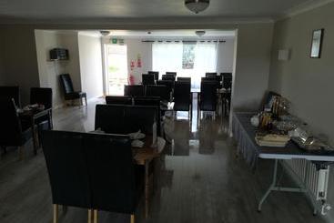 تختخواب و صبحانه Oakley Lodge