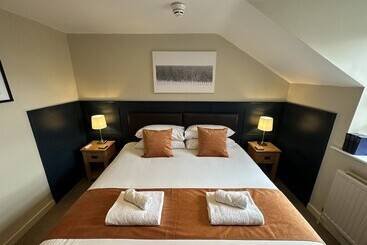 Отель Full Moon Inn Rudge