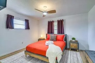 Mökkimajoitus Home W/ Screened Porch, Near Weeki Wachee Springs!