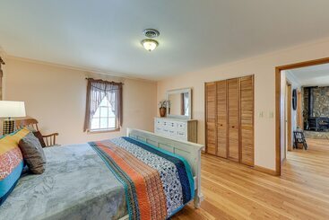 بيت ريفى Peaceful Bryson City Cabin W/ Hot Tub & Deck!