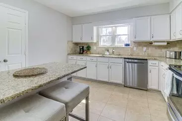 کلبه Lovely Charlotte Home W/ Yard: 9 Mi To Uptown!