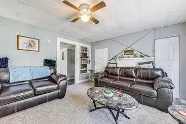 コテージ Pet Friendly North Carolina Abode   Deck & Hot Tub