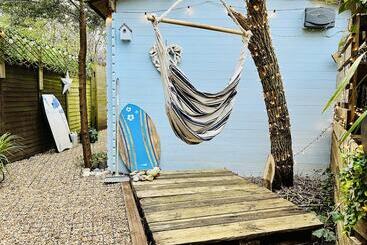 Сельский дом Beautiful Cosy Garden Cabin, 5min Walk To Beach