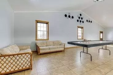 コテージ Bright Shipshewana Gem W/ Shuffleboard Table!