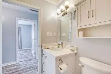 Mökkimajoitus Charming Beaufort Home W/ Deck + Gas Grill!