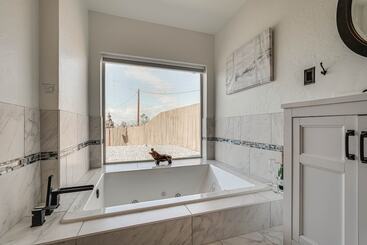 茅舍 Lake Havasu Home W/ Covered Patio, Grill & Views!