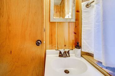 کلبه Solitude Mountain Cabin: Creek Side View & Hot Tub