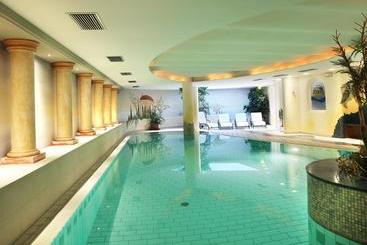 Отель Maria Theresia