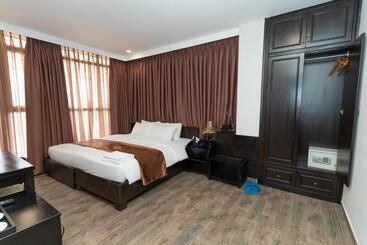 Queen Central Hotel   Ben Thanh Market