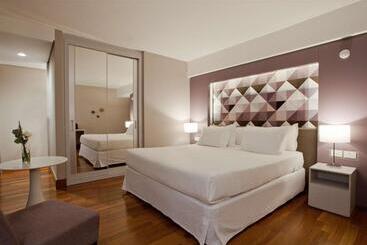 فندق NH Curitiba The Five