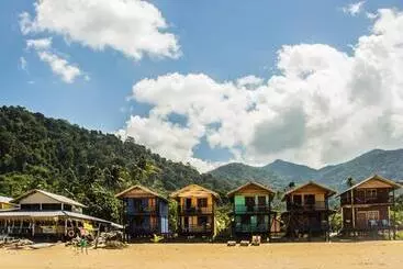 ベッドアンドブレックファースト Beachfront Hut Downstairs Astra   Beach Shack Chalet