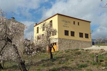 هتل Hostal Restaurant Mussons Vins