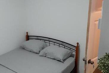 پانسیون Waverunners Guest House