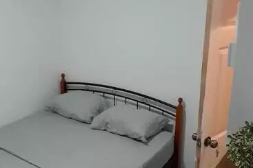 پانسیون Waverunners Guest House