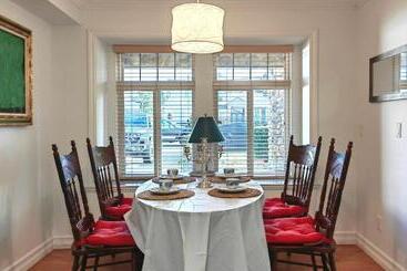 ベッドアンドブレックファースト 20% Off New Listing! Vintage Duplex Art Retreat