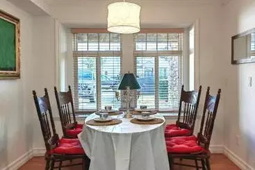 Bed & Breakfast 20% Off New Listing! Vintage Duplex Art Retreat