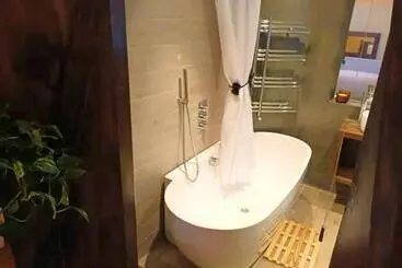 Majatalo Room With Luxury Private Bathroom & Independent Entrance, Near Tube