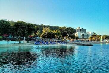 בית מלון כפרי Grand Decameron Cornwall Beach, A Trademark All Inclusive Resort