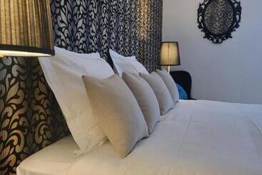 تختخواب و صبحانه Table Et Chambre Particulière